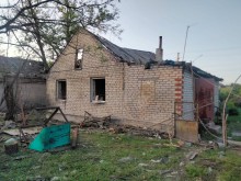 Зруйноване житло через ворожий обстріл.