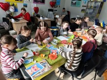 Діти під час творчого заняття гуртка образотворчого мистецтва "Берегиня" Донецького обласного палацу дитячої та юнацької творчості