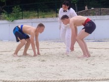Ольга Митник, суддя міжнародної категорії з сумо, розповідає двом учасникам правила боротьби.