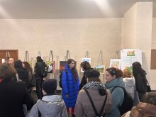 Відвідувачі виставки творчих робіт студентів у фойе Черкаського державного технологічного університету