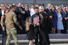 Володимир Зеленський спілкується з родиною Олексія Юкова