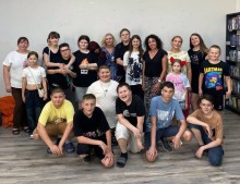 Спільне фото дітей Миколаївської громади на відпочинку в громаді-партнера — Коломиї Івано-Франківської області.