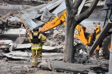 Рятувальники гасять пожежу та розбирають завали після ворожого обстрілу
