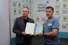 Ігор Бойко вітає друкаря та вручає подяку від голови Донеччини. Працівник задоволений