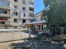Пошкоджена обстрілом крамниця біля багатоповерхівки.