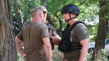 Вадим Філашкін на місці обстрілу радиться з військовими та правоохоронцями