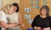 Директор закладу демонструє членам робочої групи клас безпеки