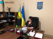 Начальниця Мирненської селищної військової адміністрації Надія Сердюкова підписує меморандум про співпрацю