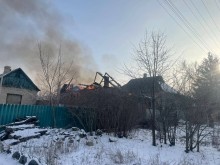 Зруйнований будинок та пожежа після ворожого обстрілу