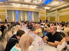 Представники місцевої влади і делегація Донецької області пишуть диктант