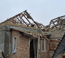 Зруйнований будинок після ворожого обстрілу