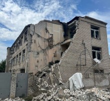 Зруйнована будівля в результаті ворожого обстрілу