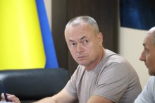 Ігор Бойко слухає учасників засідання