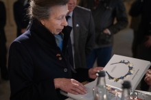 Принцеса Анна оглядає матеріали представників Донеччини