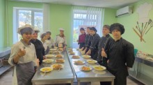 Майбутні кухарі під час практичних занять у кухні-лабораторії