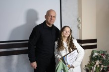 Вадим Філашкін та учениця мистецької школи Донеччини, яка тримаює подарований сертифікат на стипендію