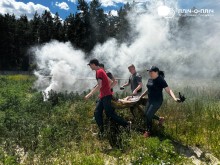Учасники тренінгу в імпровізованій ситуації, як на полі бою, виносять пораненого "бійця".