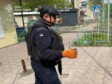 Піротехнік ДСНС тримає в руках небезпечний касетний боєприпас