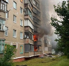 Пожежа у багатоповерховому будинку після обстрілу окупантів