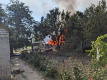 Пожежа у дворі після ворожого обстрілу