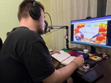 Учасник акції пише диктант перед екраном ноутбука