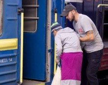 Переміщені особи евакуюються з Донеччини