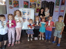 Групове фото дітей разом із виготовленими поробками  разом із фахівцем Центру