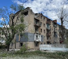 Зруйнована багатоповерхівка через ворожий обстріл