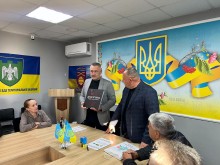 Начальник Сіверської міської військової адміністрації Олексій Воробйов дарує книгу про Донеччину новим партнерам