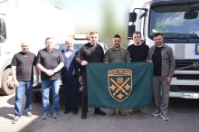 Юрій Ключка, Вадим Бойченко та військові тримають бойовий прапор