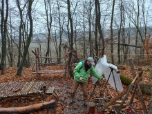 Тренер показує таборівські поробки