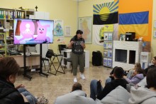 Лектор проводить з дітьми інтерактивну вікторину