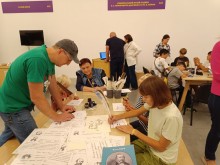 Відвідувачі з речами М.Корфа