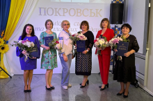 Нагороджені бібліотекарі з букетами квітів та грамотами управління культури і туризму облдержадміністрації.