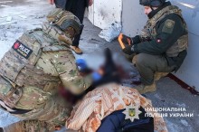 Дія на ринку. Поліцейський та парамедик надають першу медичну допомогу пораненому чоловіку.