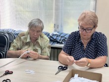 Жінки шиють адаптивний одяг