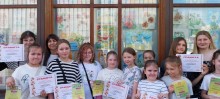 Вихованці та викладачі Донецького обласного центру туризму та краєзнавства учнівської молоді під час проведення виставки "Мистецький дивосвіт"
