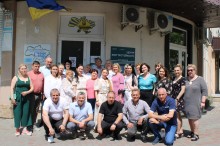 Спільне фото під час святкування річниці створення мультифункціонального центру підтримки ВПО Маріупольського району "Серце Сходу" у Львові