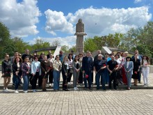 Представники Донеччини долучилися до церемонії покладання квітів до Меморіалу жертвам Голодомору та політичних репресій у місті Дніпро.