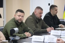 Учасники Ради оборони Донецької області слухають пропозиції очільника Донеччини з приводу розподілення коштів, які виділили для забезпечення військових БПЛА та засобів РЕБ.
