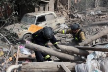 Рятувальники розбирають завали