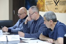 Заступники голови Донецької обласної військової адміністрації сидять на засіданні Роди оборони області.