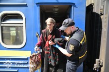 Рятувальники зустрічають людей з евакуаційного потяга, який придув до Рівненської області