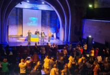 Глядачі аплодували стоячи на фіналі вистави