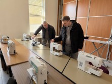 Начальник Сіверської МВА Олексій Воробйов оглядає швейні машинки