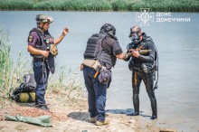 Фахівці відділення підводного розмінування ДСНС на березі водойми, дістали вибухонебезпечний предмет.