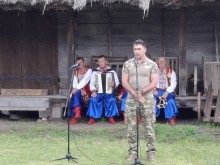 Військовий виступає на святі