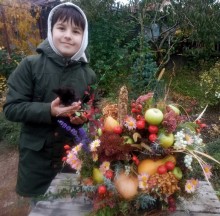 Вихованець Донецького обласного центру технічної творчості дітей та юнацтва демонструє осінню композицію із овочей, фруктів та квітів