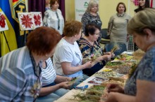 Жінки плетуть оберегі