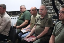 Представники військових адміністрацій, громад та комунальних підприємств, які залучені в будівництво оборонних споруд.